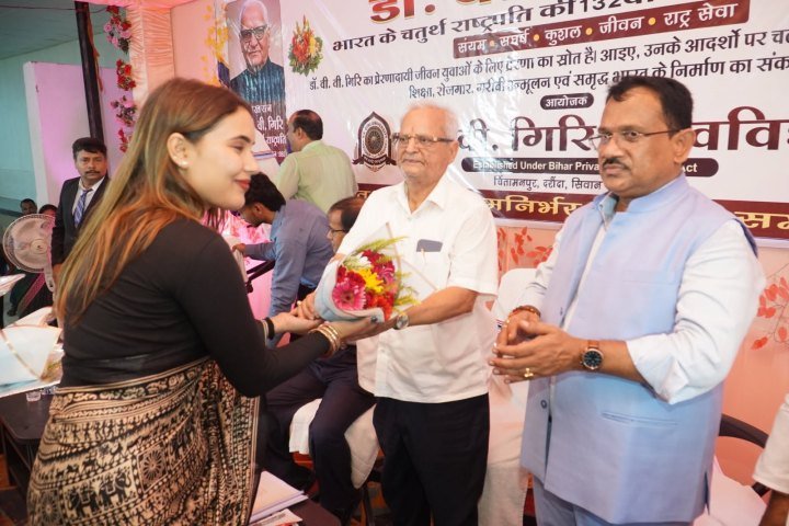 डॉ. वी. वी. गिरि जयंती समारोह में श्री Y. V. Giri का पुष्पगुच्छ से स्वागत